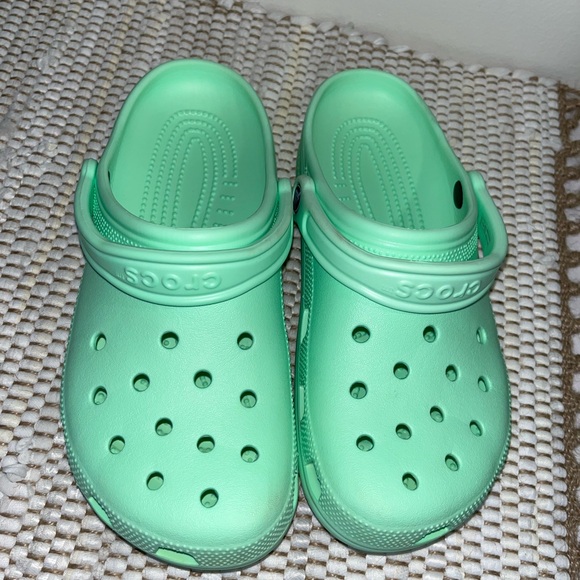 Crocs Unisex-Adult Classic Clogs. Color is pistachio. Size is W10 M8 - Picture 3 of 3